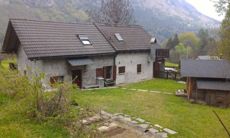 Baita ristrutturata con giardino