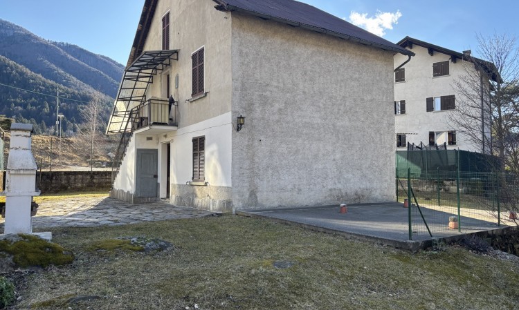Immobile da terra a tetto con giardino 