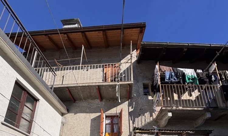 Casa indipendente con corte